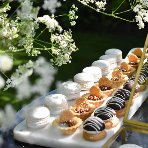 White & Gold Box: Taart & Sweets (22-25 personen) - Sweet Vibes Bakery