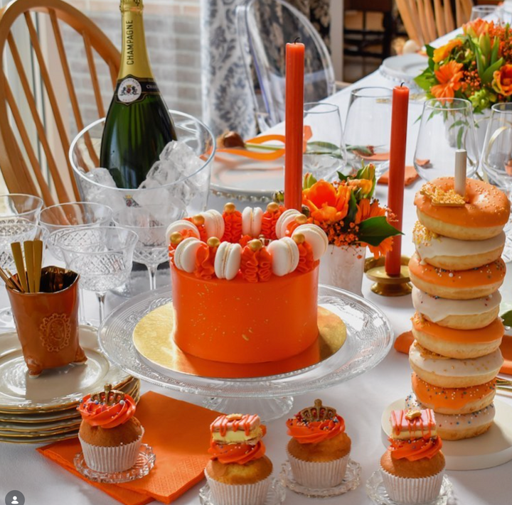 Koningsdag-styling met taart, donuts en cupcakes